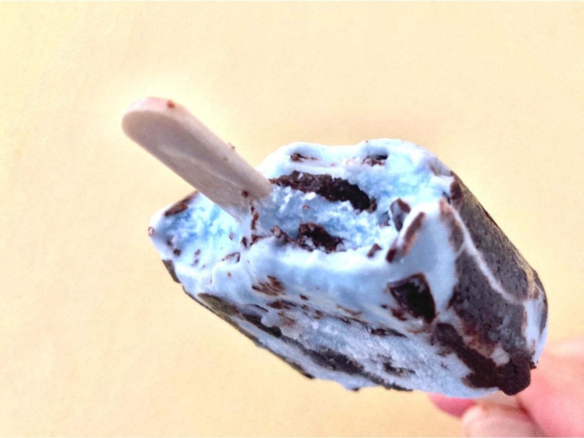 うんまぁ～い！！ミント薄くなってる！？【ファミマ限定】チョコクッキーが入ったチョコミントバー