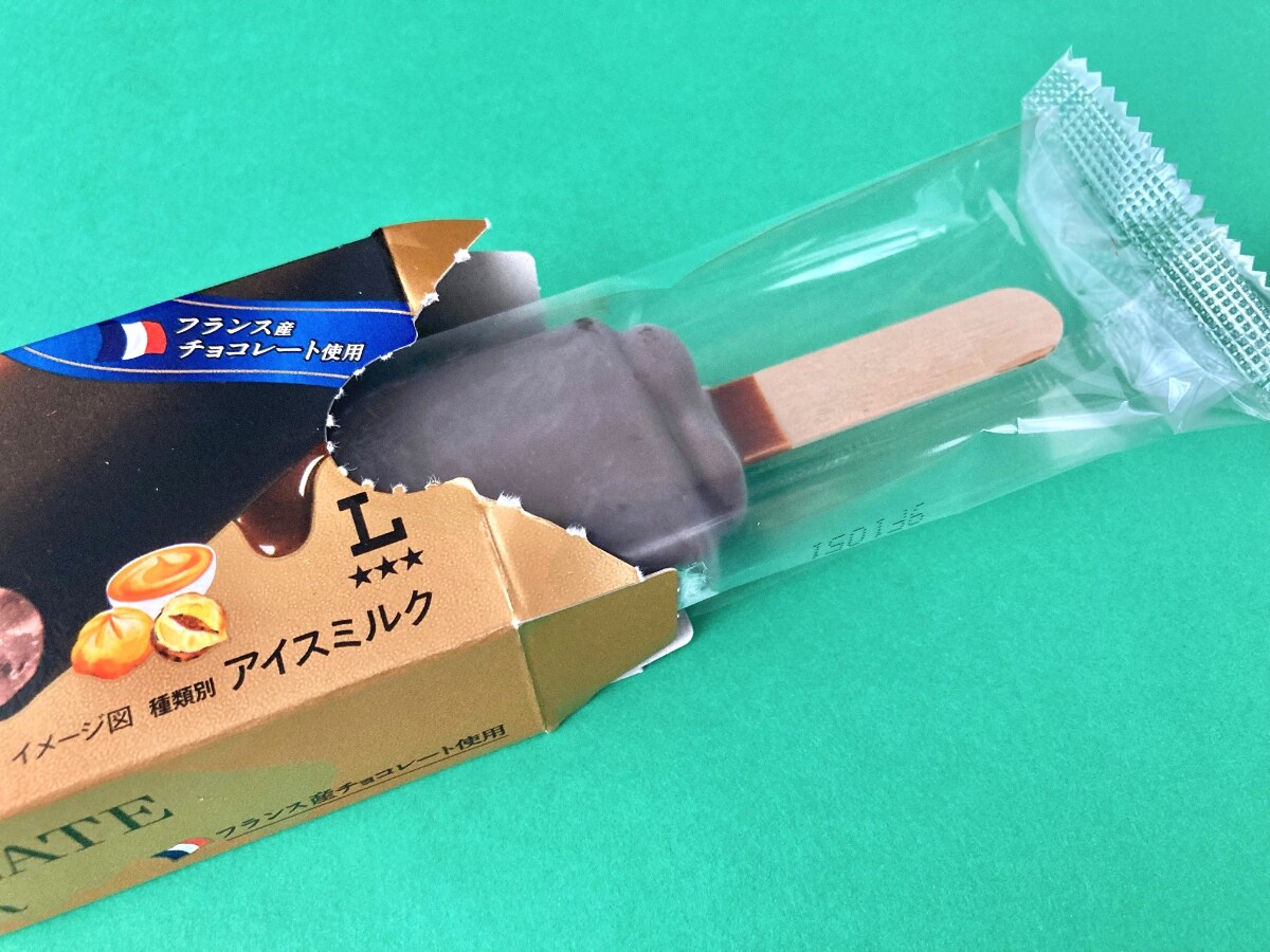 「めっちゃ濃厚で美味しい！！」「香ばしくてコク深い！！」【ローソン】高級感溢れるチョコアイスバー