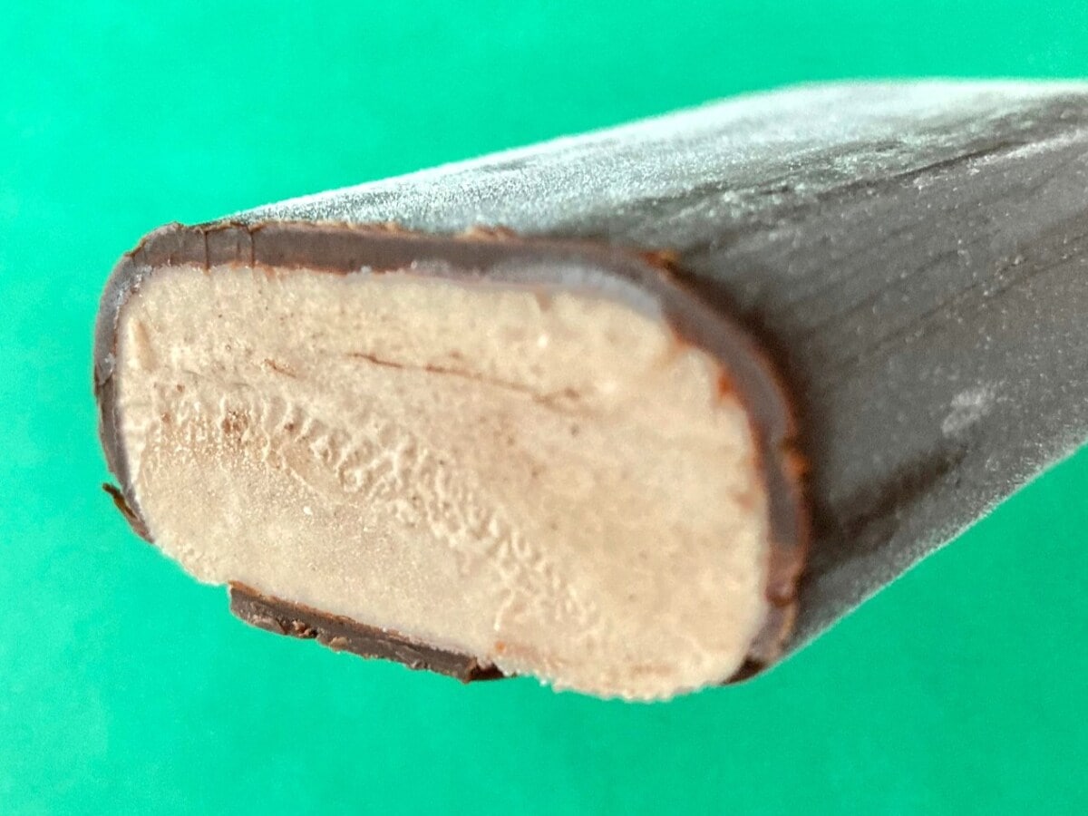 「めっちゃ濃厚で美味しい！！」「香ばしくてコク深い！！」【ローソン】高級感溢れるチョコアイスバー