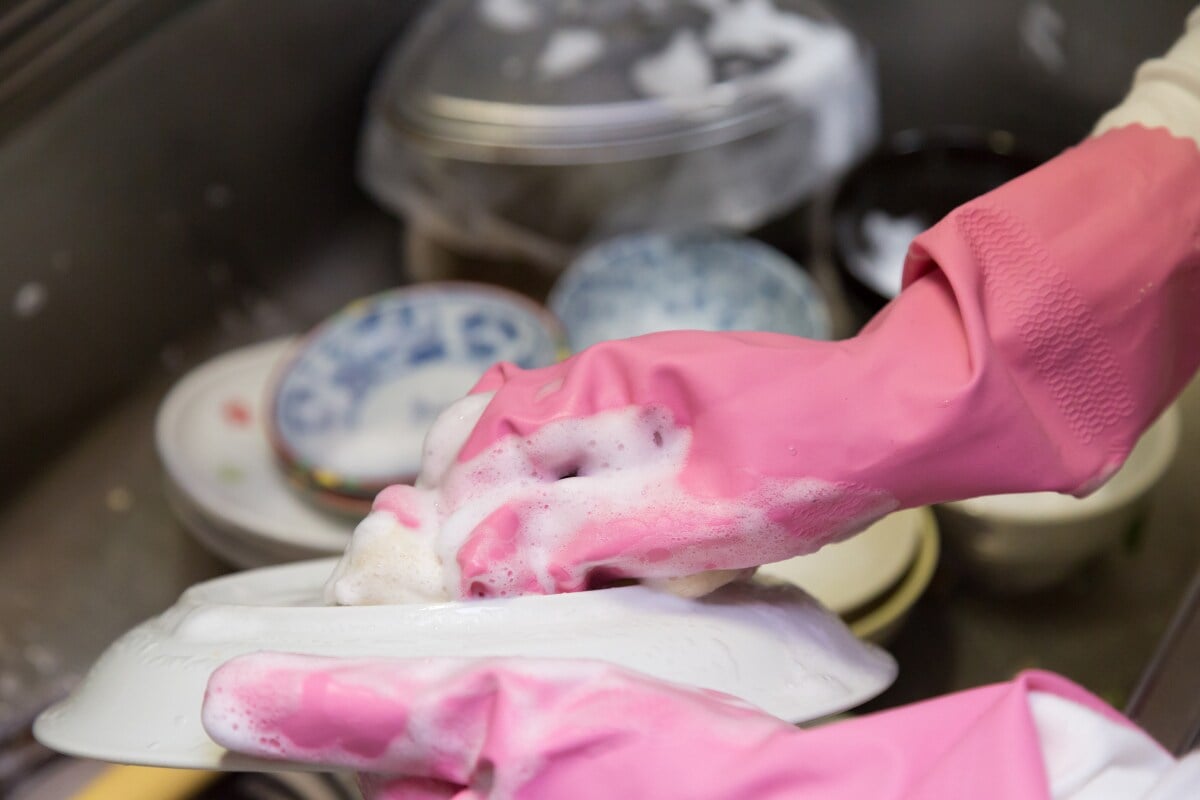 ボーナスなし、退職金なしの派遣社員。双子の妹と暮らす年収300万・48歳女性が始めた電気代節約生活