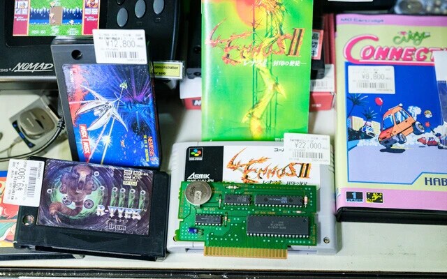 人気のあるレトロゲームは偽物も登場。家電のケンちゃんでは分解できるカートリッジに関しては内部の基板を公開した状態で販売している