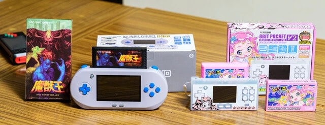 レトロゲームを楽しむのに最適なのが互換機。コロンバスサークルではファミコン、スーファミのソフトが遊べる液晶一体型の携帯用互換機を販売中