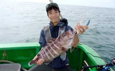 大原沖のマハタ釣りで2kg級良型を手中【千葉】船長のこまめなポイント移動が的中