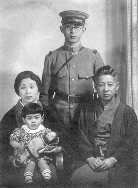 昭和14（1939）年に撮影された冬至堅太郎の家族写真。右が父・又三郎で、左が母・ウタ。ウタが抱いているのは親戚の女の子