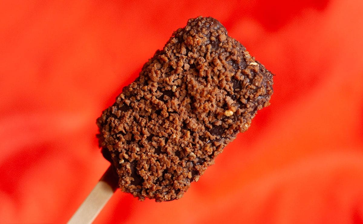 「美味すぎる」と話題。“黒×黒”のコラボアイスが爆売れの予感!?