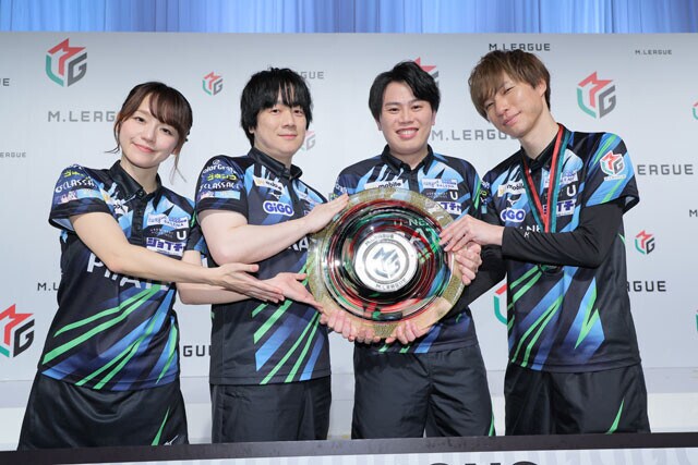 所属するU-NEXT Piratesは2023-24シーズン、圧倒的な成績を残し優勝した。写真は左から瑞原明奈、小林剛、仲林圭、鈴木優（敬称略）