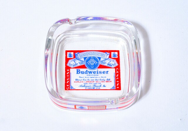 プラスチック、金属からガラスまでさまざまな灰皿があった。リボンロゴのものも