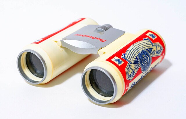バドの缶がふたつ並んでいるのかと思いきや、開くと双眼鏡になるという驚きのアイテム