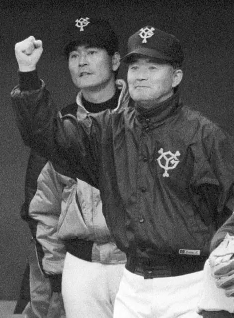 ベンチからげきを飛ばす巨人の長嶋監督。後ろは中畑コーチ（写真：共同）