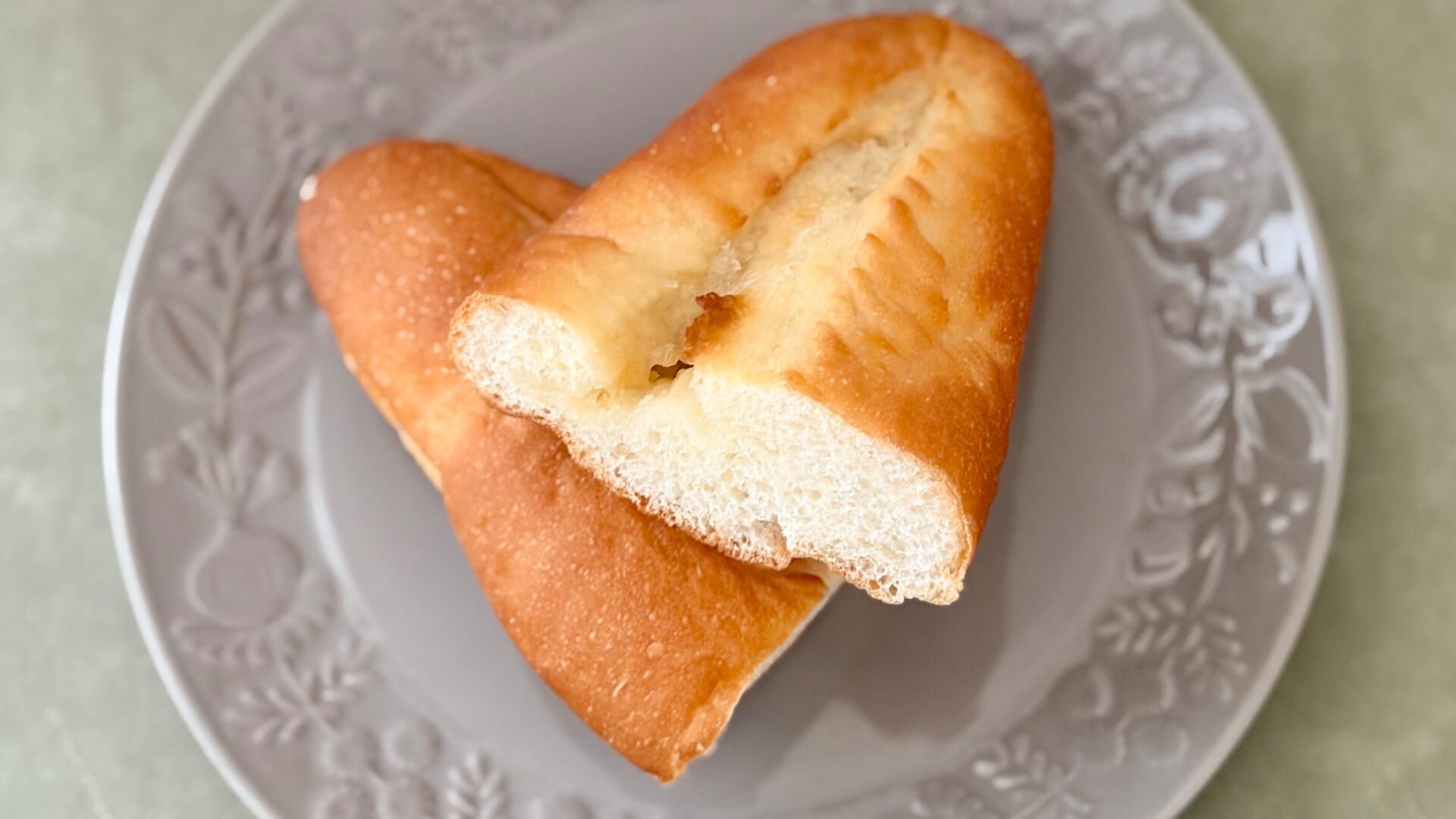 リベイク後は香ばしさとジュワッと感がアップ!【ローソン】の新作パン