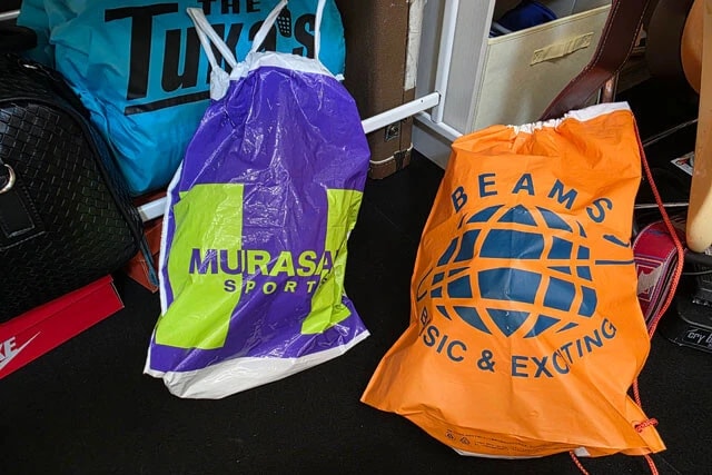 ショッパーこと人気アパレル店で購入時にもらえるビニール製や紙製のバッグはフリマアプリだと数千円で取引される人気商品