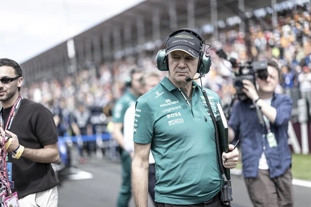 空力の鬼才と呼ばれるニューウェイ氏(右)はマシン開発を行いながら、昨年末からチーム代表も務める。しかし低迷するチーム事情もあり、代表を退任しマシン開発に専念するとの噂も出ているが......。