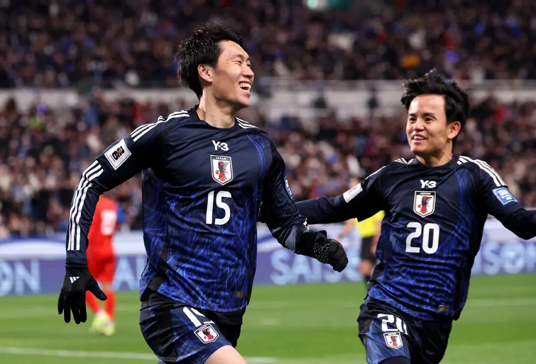 6月10日の試合で2ゴールを挙げた鎌田（左）と、1ゴール2アシストでMVPを獲得した久保（右）。主力として存在感を示した