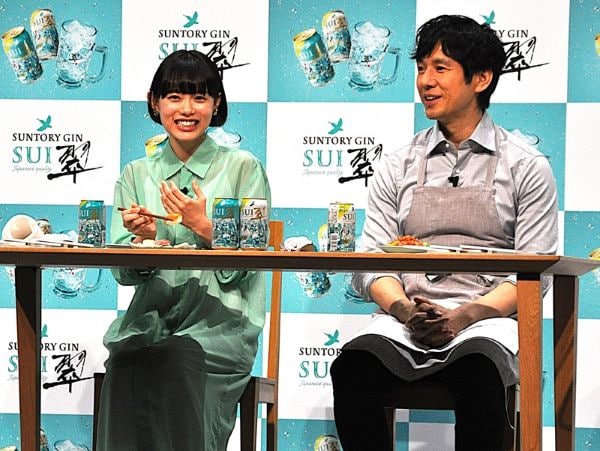 和洋中に合う翠ジンソーダ缶　試飲食で、杉咲・西島太鼓判 翠ジンソーダ缶のCMキャラクター（左から）杉咲花さん、西島秀俊さん