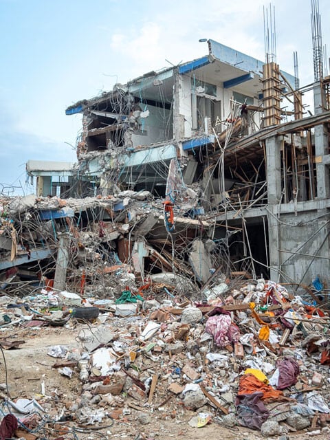 マンダレーにあるマソーイン僧院は地震で倒壊。多くの僧侶が亡くなった
