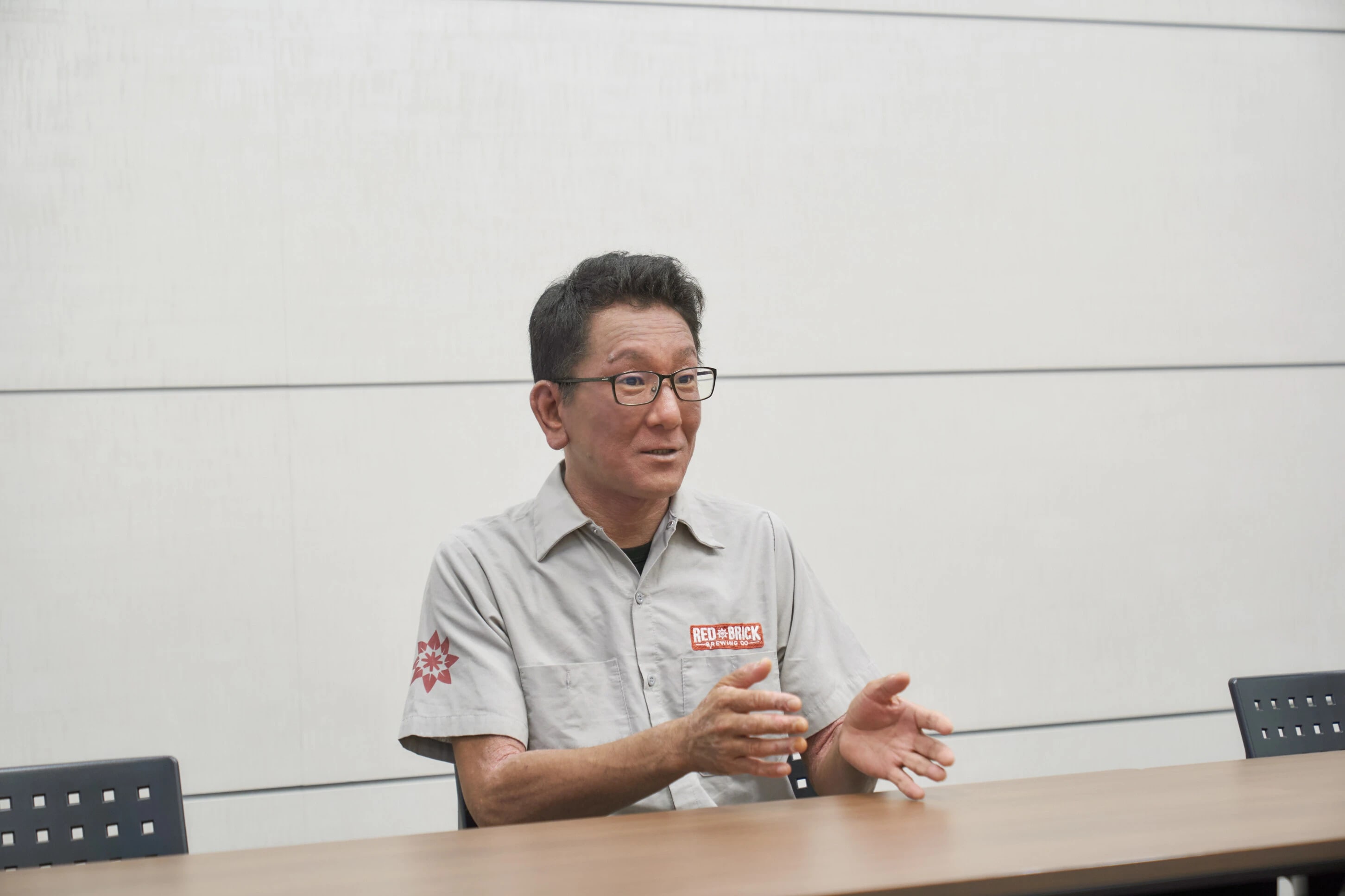 「クラフトビールとは＂はみ出す＂もの。  面白い味や製法がたくさんあって、中には芸術としか言いようのない  レベルのビールもあるんです」と語る沖俊彦氏