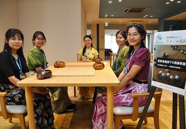 老人ホームでプロ棋士の囲碁教室を定期的に開催　川崎市に完成した特養「ラスール長沢」 ラスール長沢で働くミャンマー出身の介護職員