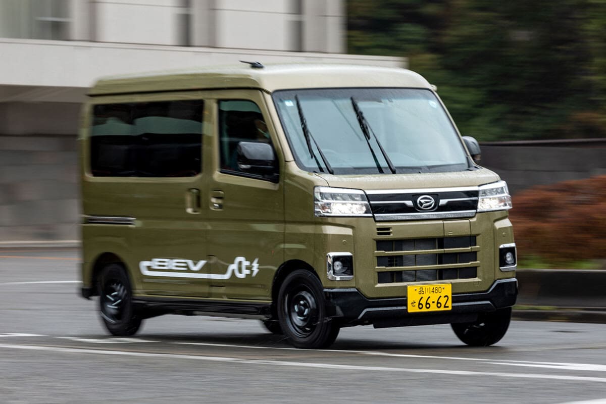 3社協業で爆誕!! トヨタやスズキにも供給される軽商用EVは、どこまで通用するのか。週プレ自動車班が東京都内の公道で徹底チェックしたダイハツ e-アトレー