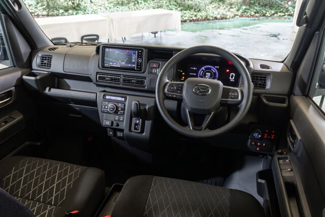 ダイハツ e-アトレーは、液晶メーターに加えてオートエアコンやキーフリー、パワースライドドアまでも標準で装備