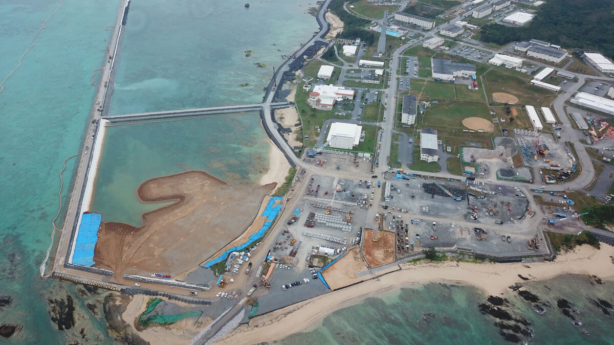 米軍普天間基地移設のための辺野古基地の建設工事は今日も進む（写真：Sipa USA／時事通信フォト）