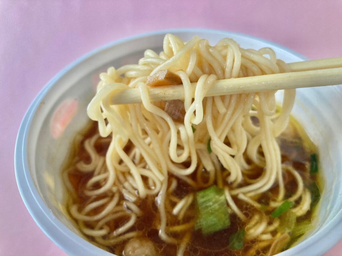意外な味わいにビックリ!【セブン】東京三鷹の名店監修の醤油ラーメン