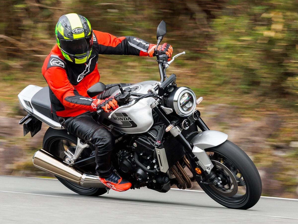 ホンダCBシリーズの頂点を極めるのが新型CB1000F。その真価を青木氏が公道で検証。操縦性、走りの本質にガッチリ迫った