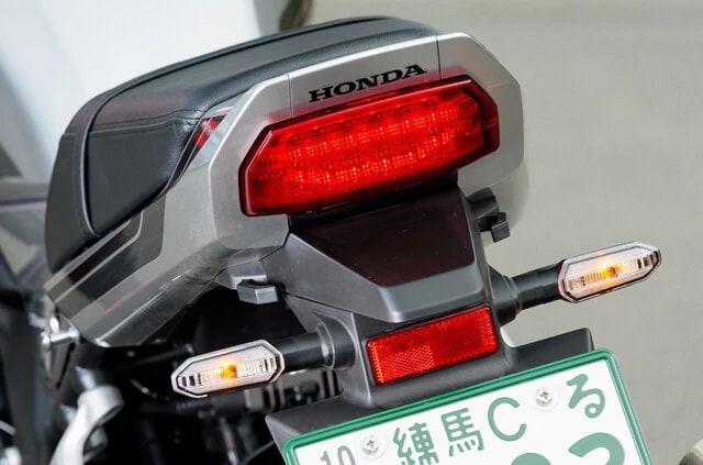 クルマなどの製造で余った樹脂を再利用し、リアフェンダーとシート底板に活用している