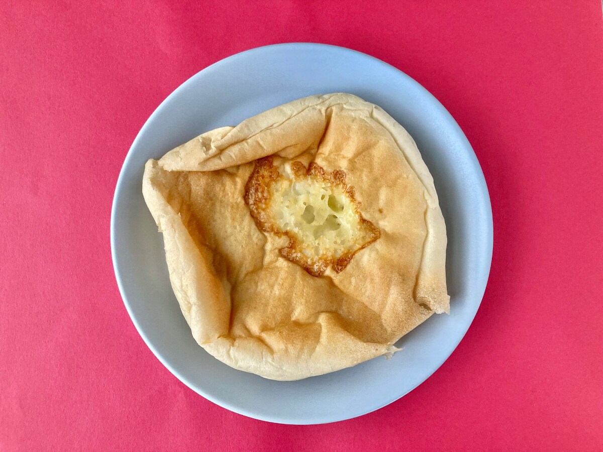 「なぜ平たくした！？」「意外にアリ！？」【ローソン】モチッと食感の平焼きカレーパン