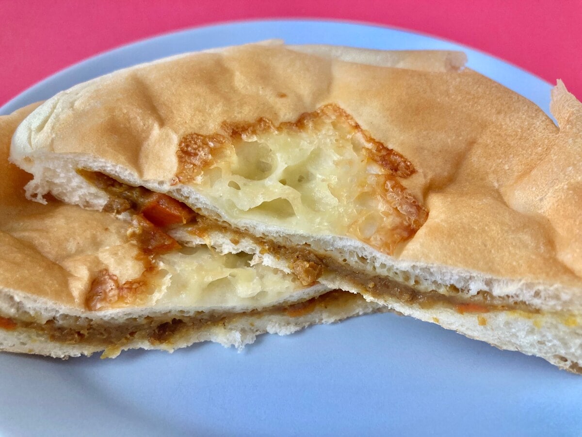 「なぜ平たくした！？」「意外にアリ！？」【ローソン】モチッと食感の平焼きカレーパン