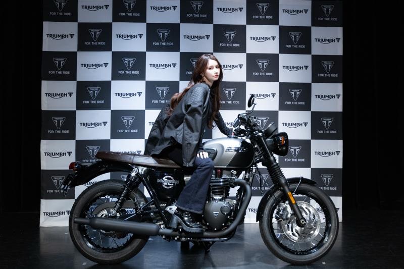 “バイク愛”全開のライディングポーズで颯爽と登場！ダレノガレ明美が語る、英国生まれの「トライアンフ」の魅力とは
