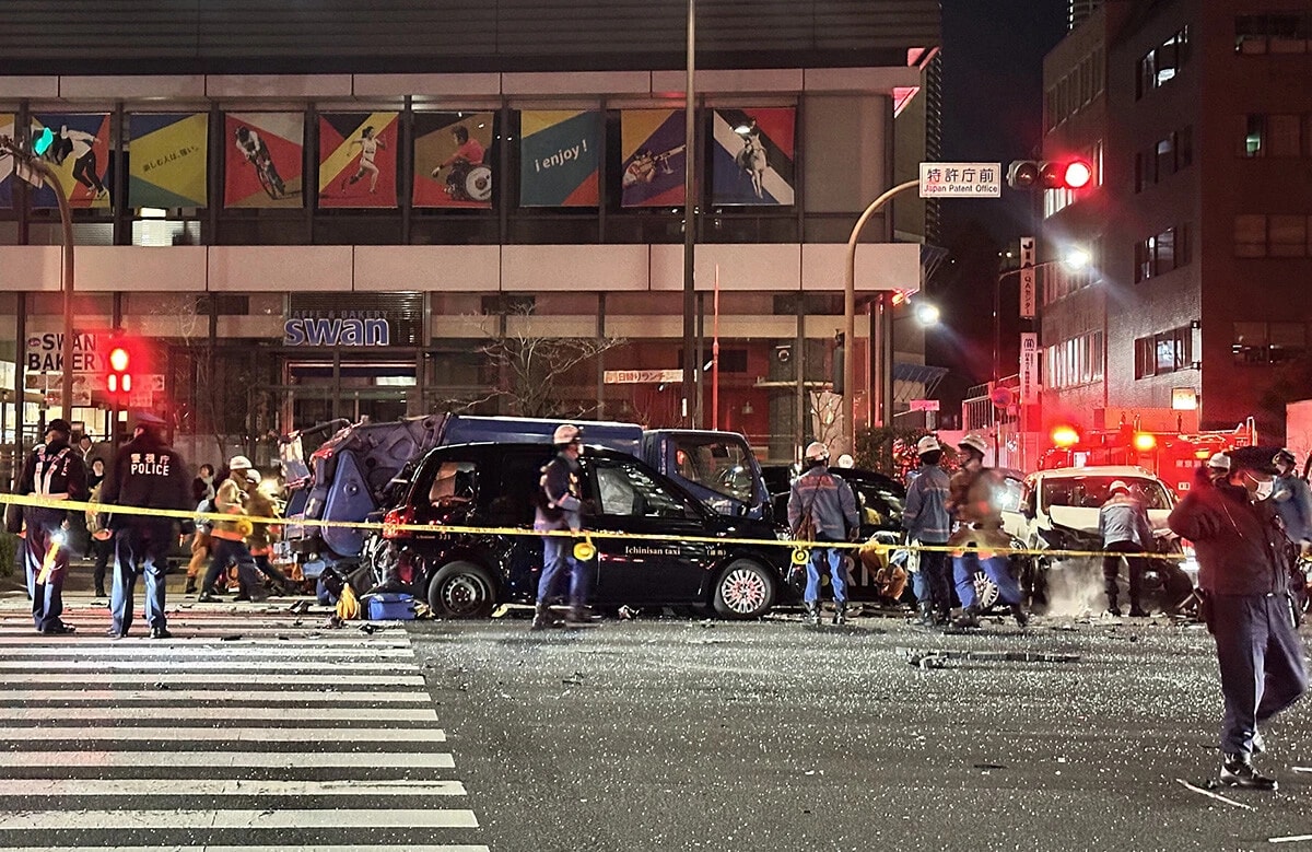 特許庁前の多重事故現場。内閣府の公用車は幹部官僚を乗せて首相官邸を出た直後、次々と車に衝突した