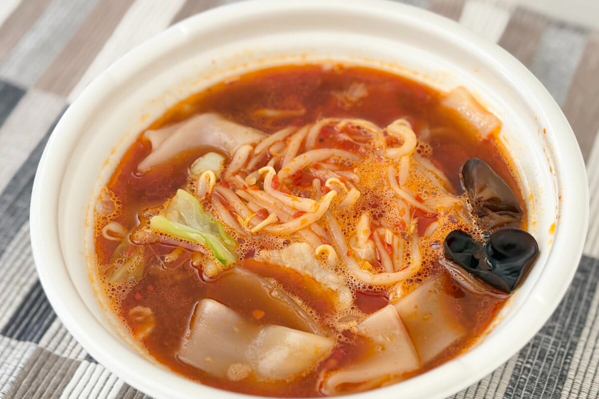 一口目から超辛い！でもクセになる！！【セブン】のしび辛麺を食べてみた