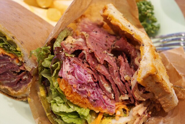 形をたもてる限界まで、ジューシーな肉が詰めこまれている