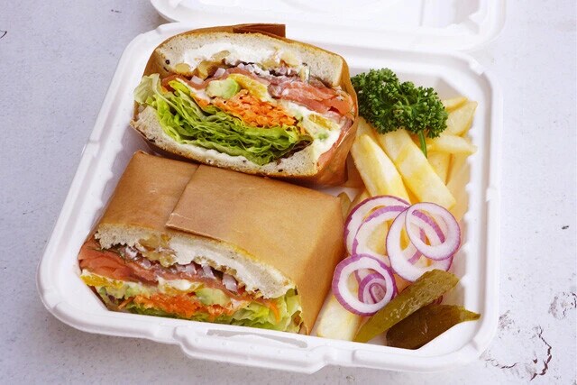 こちらも大好きな「自家製スモークサーモンサンド」（1600円）