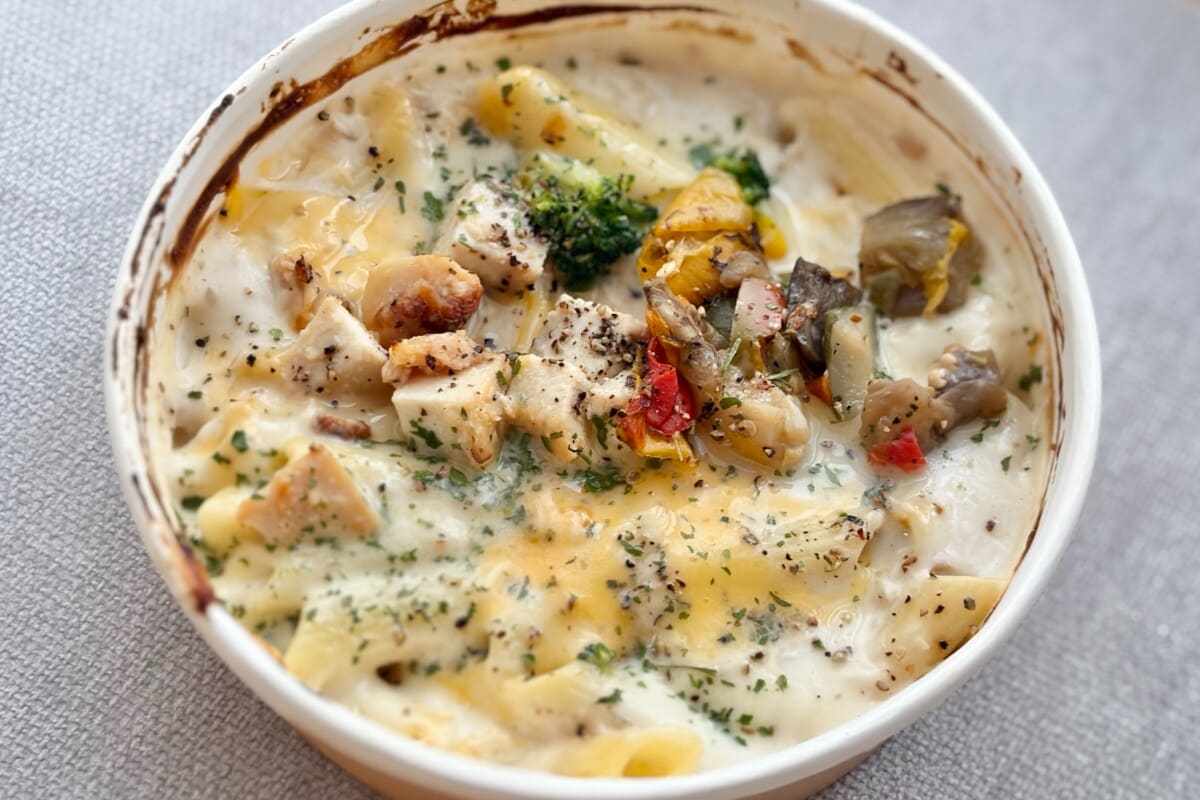 黒こしょうが意外ときいてる！【ファミマ】の彩り豊かなグラタンを実食