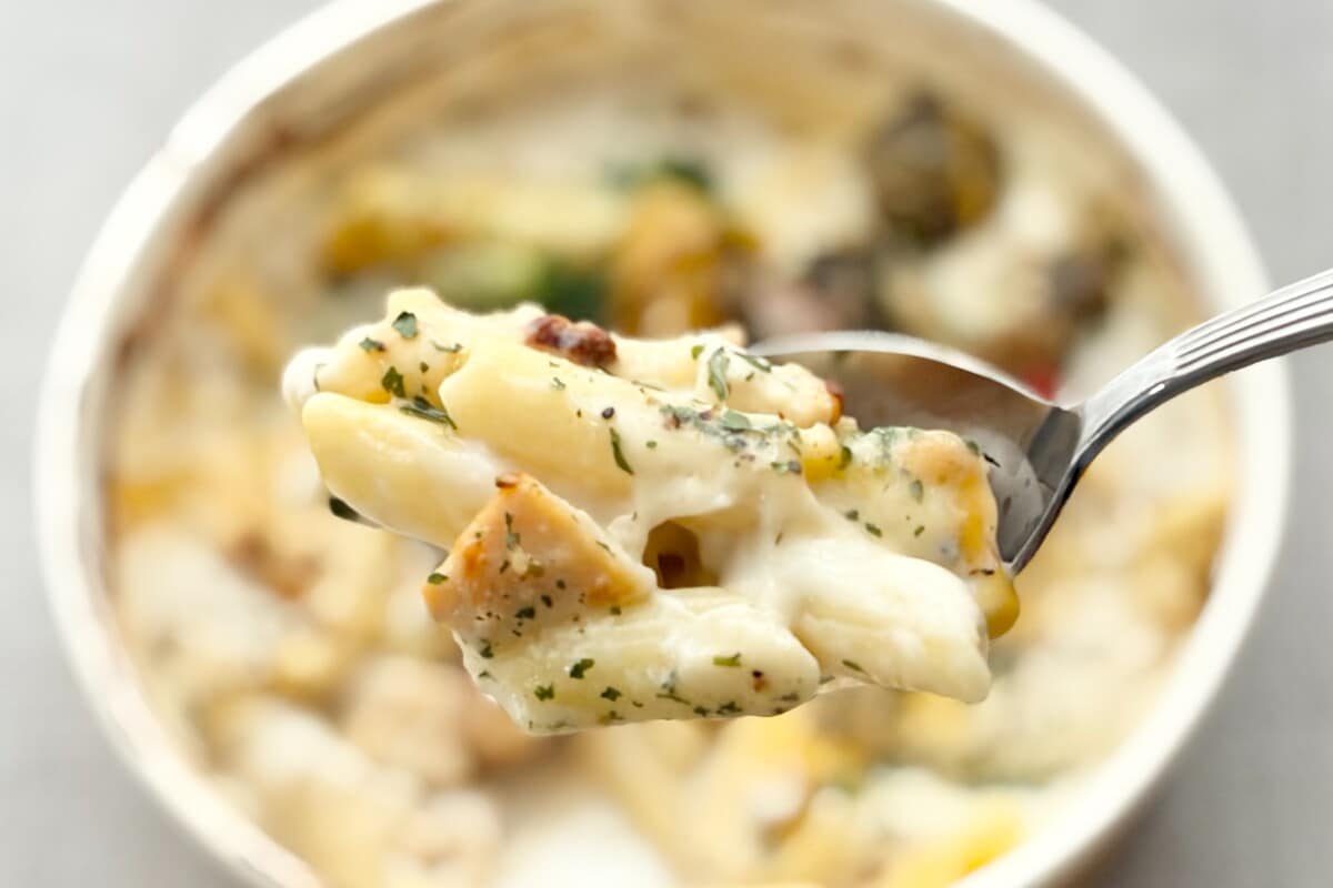 黒こしょうが意外ときいてる！【ファミマ】の彩り豊かなグラタンを実食