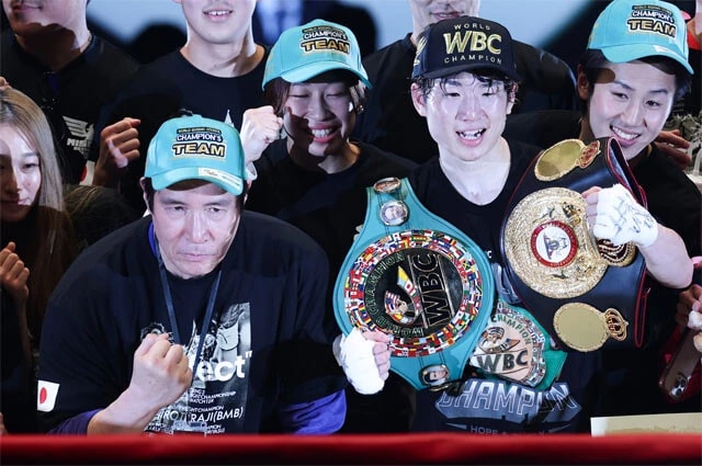 拳四朗（右）のプロデビュー戦からセコンドにも付く篠原茂清トレーナー（左）（写真／北川直樹）