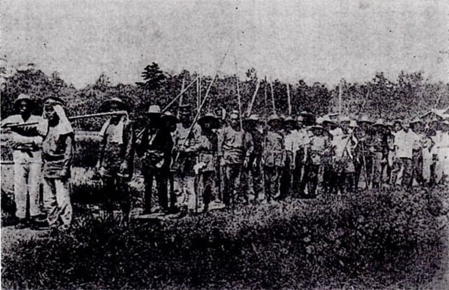 秩父線長田駅の近くで「不逞鮮人襲来」に備え、槍で武装する自警団