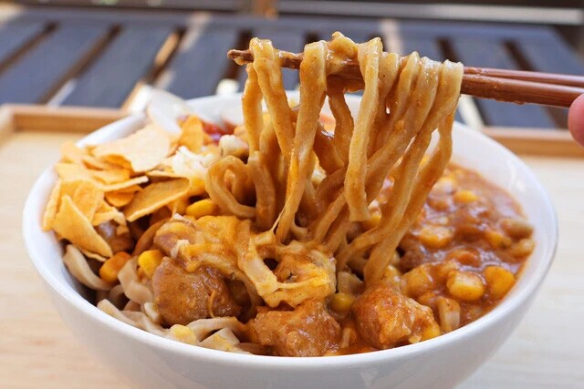 （４）再び混ぜる！　食べる前には全体をよくかき混ぜ、麺にどっぷりとカレー＆コーンポタージュを絡ませること。激辛カレーに潜んだうまみが引き出され、感動的なウマさに！　お試しあれ！