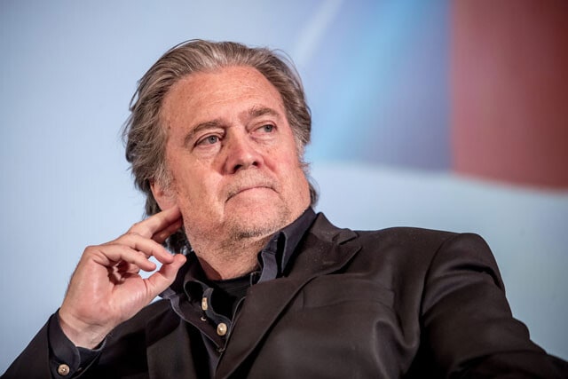 第1次政権の首席戦略官スティーブン・バノンは、大量の大統領令で情報の洪水を引き起こし、野党やメディアの批判をのみ込む戦術を編み出した