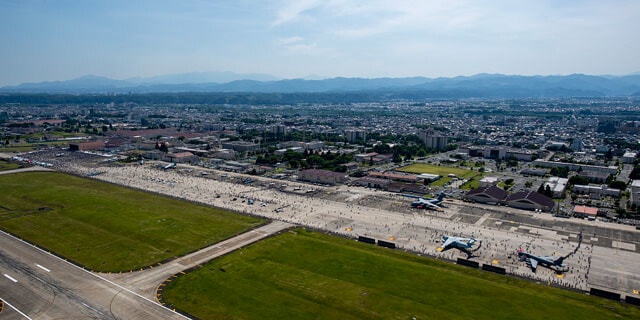 東京西部から山梨・長野・静岡など1都9県に及ぶ「横田空域」は、米軍横田基地（写真）が航空管制を担う。日本の航空機でも米軍の許可が必要な現実は日米の不均衡な関係を象徴している（写真：在日米空軍横田基地公式X）