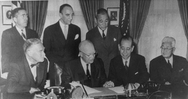 1960年の安保条約調印が現在の不均衡な日米関係の出発点とされる。調印に際して行なわれた会談の写真。右から2人目は岸信介首相、3人目はアイゼンハワー米大統領（共に当時）