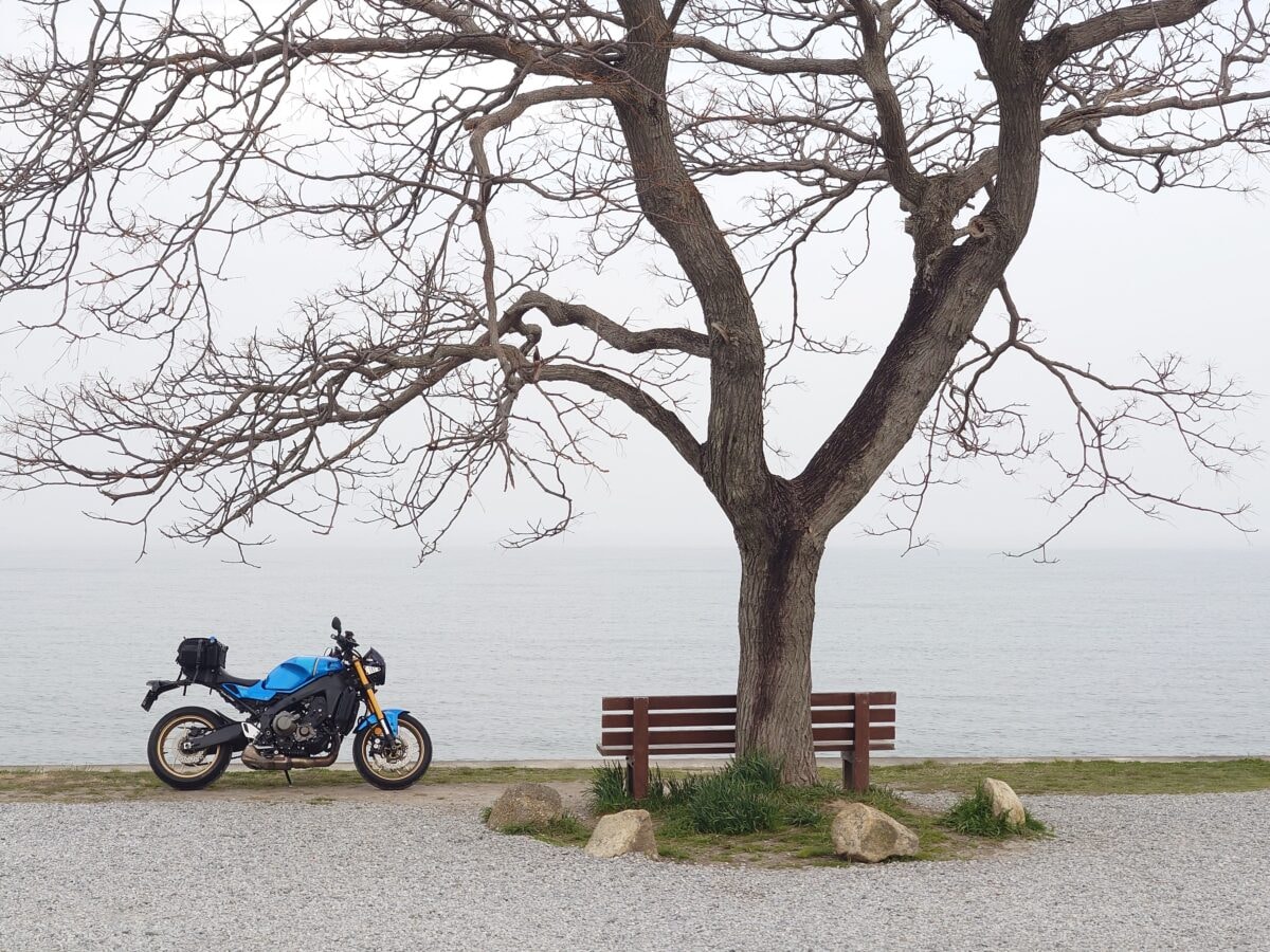 湖畔とバイク