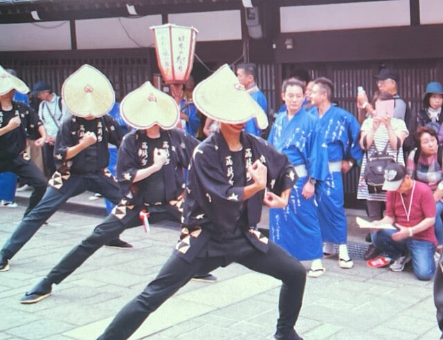 八尾地区で毎年9月1日から3日までの3日間開催されている｢おわら風の盆｣。男踊りや女踊りがあるという