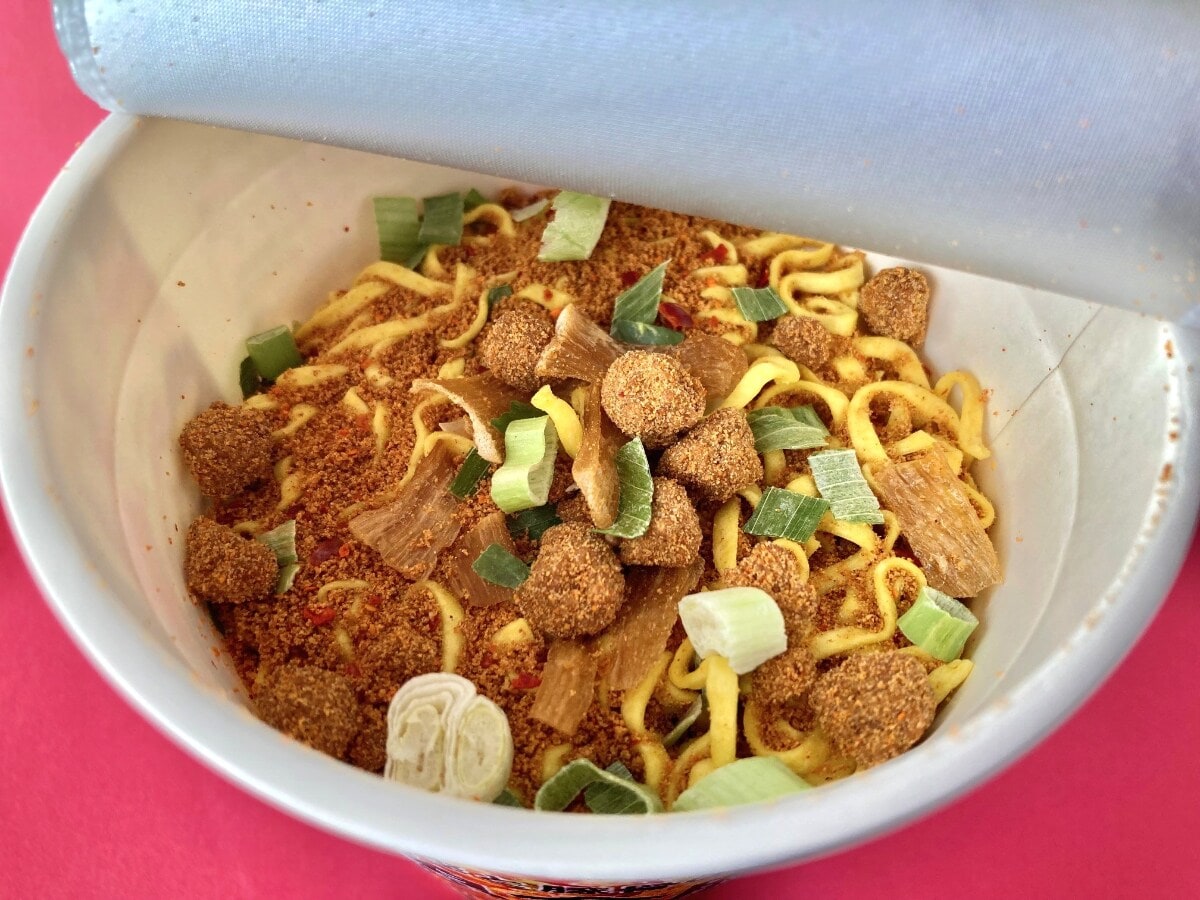 かなり辛い！クセになるスープがやみつき！！【セブン】激辛＆旨味しっかりの魚介豚骨ラーメン