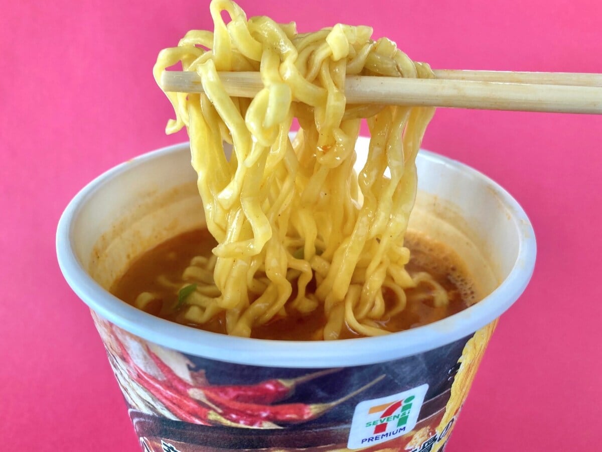 かなり辛い！クセになるスープがやみつき！！【セブン】激辛＆旨味しっかりの魚介豚骨ラーメン