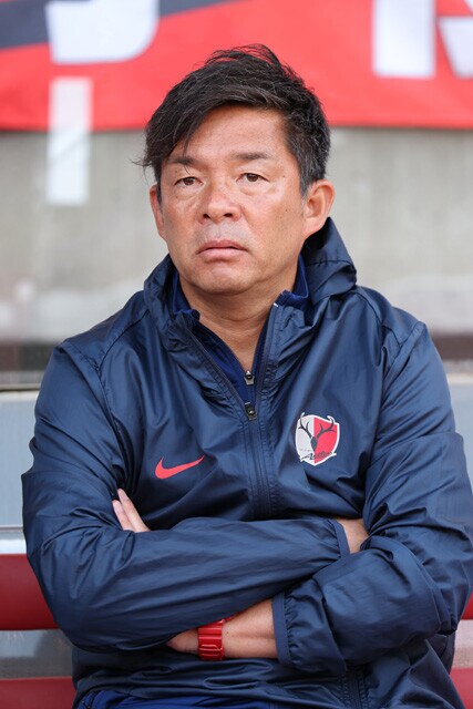 Jリーグ開幕時に高卒で鹿島へ入団した鬼木 達。その後、川崎Fに移籍。引退後は同チームで監督を務め、J1を4度制して国内屈指の名将に。今季から古巣に戻り、現在、9年ぶりのリーグ優勝へ向け邁進中