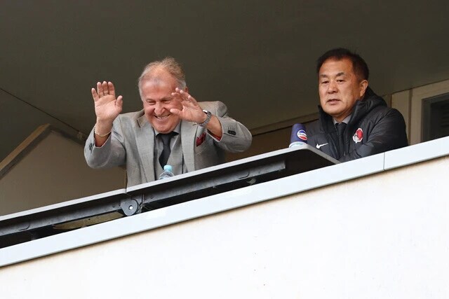 シーズン佳境に来日したクラブアドバイザーのジーコさん（左）。9年ぶりJ1優勝を神様も見守っている