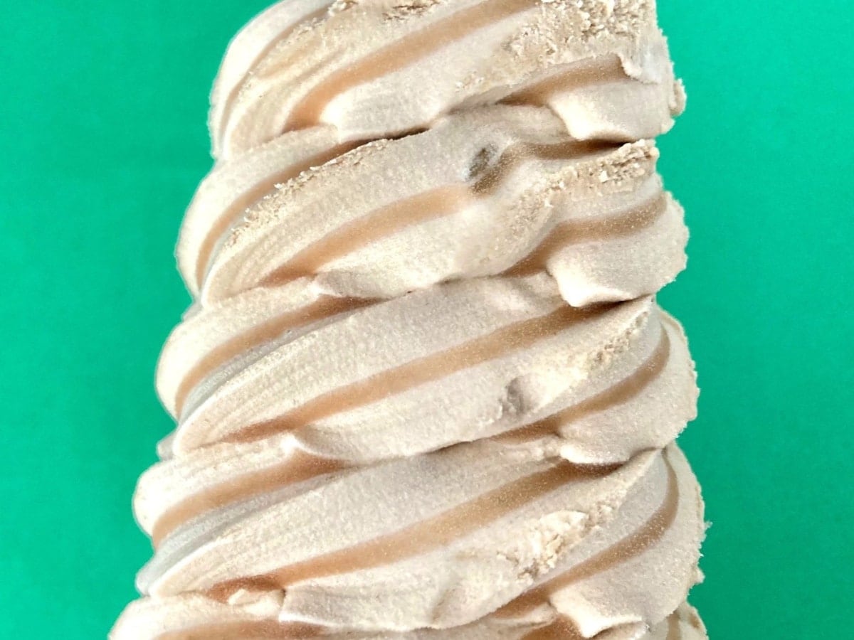 一瞬でぺろり!?シェアして食べる?【ファミマ】ビックリサイズのたっぷりソフト