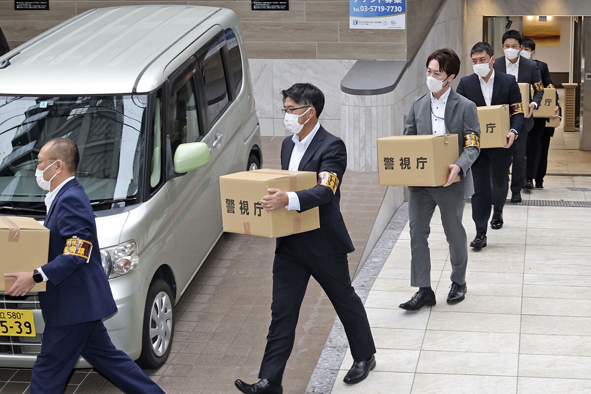 「退職代行モームリ」の運営会社であるアルバトロスが入るビルから、資料の入った段ボール箱を運び出す警視庁の捜査員ら